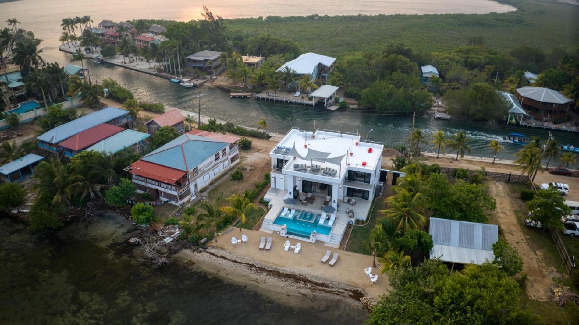 Spacious 4-Bed Villa In Placencia Village W Pool Exteriér fotografie